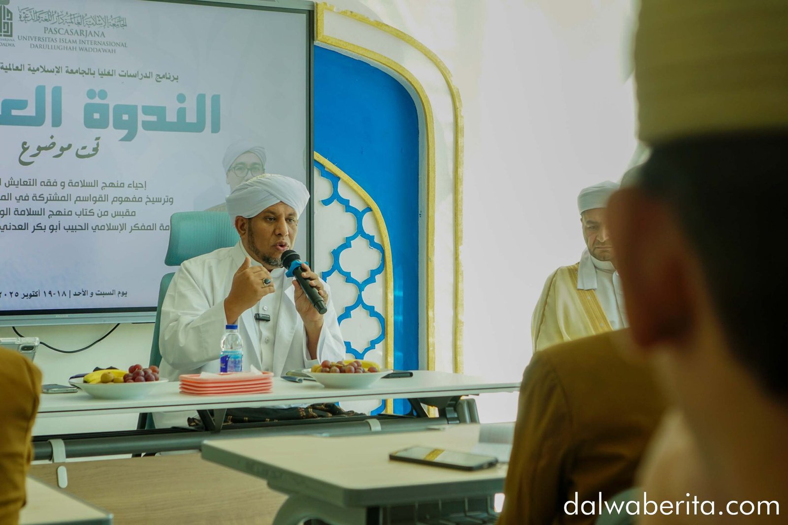 Syekh Fahim Manshuri menyampaikan materi dalam kuliah umum Pascasrajana