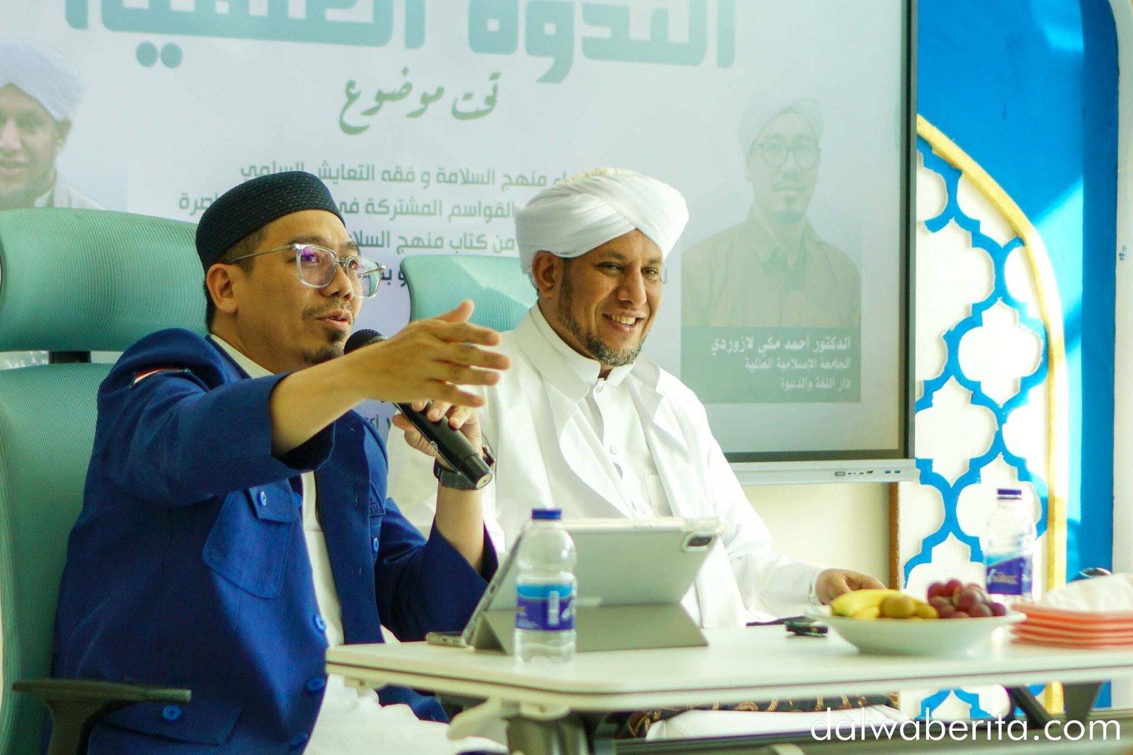 Ustadz Makki Lazuardi menyampaikan materi dalam kuliah umum Pascasarjana