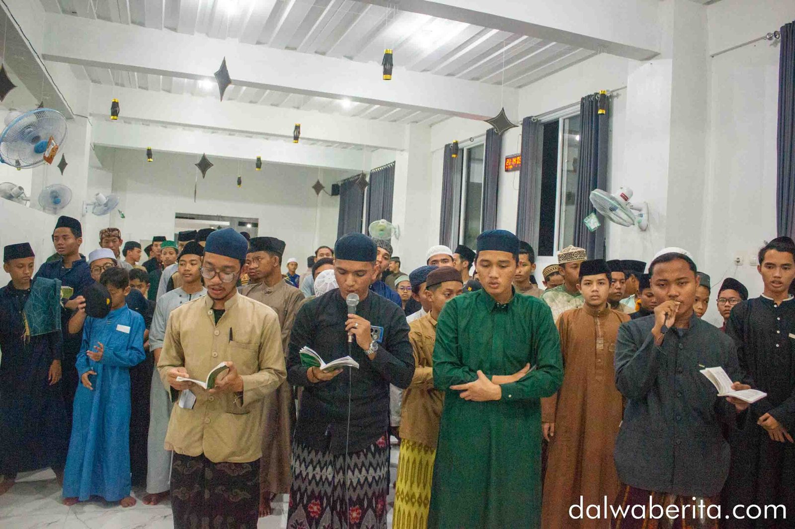 Kegiatan baca maulid bersama para santri ponpes attaqwa Depok