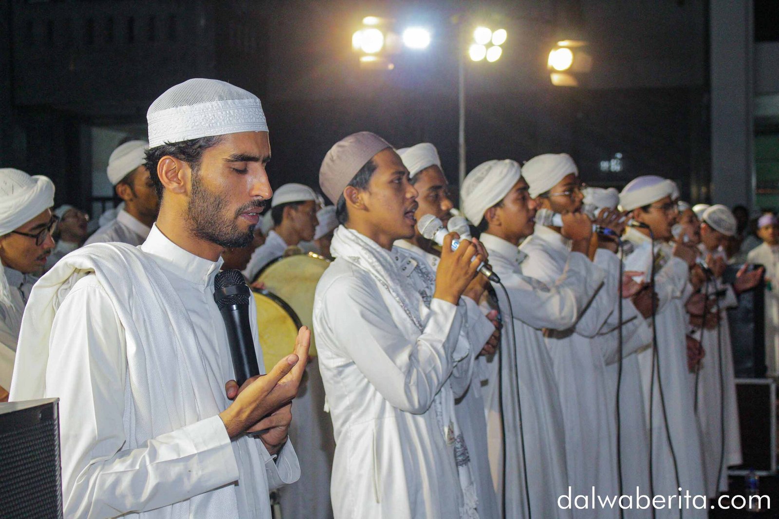 para santri membaca maulid Simthudduror