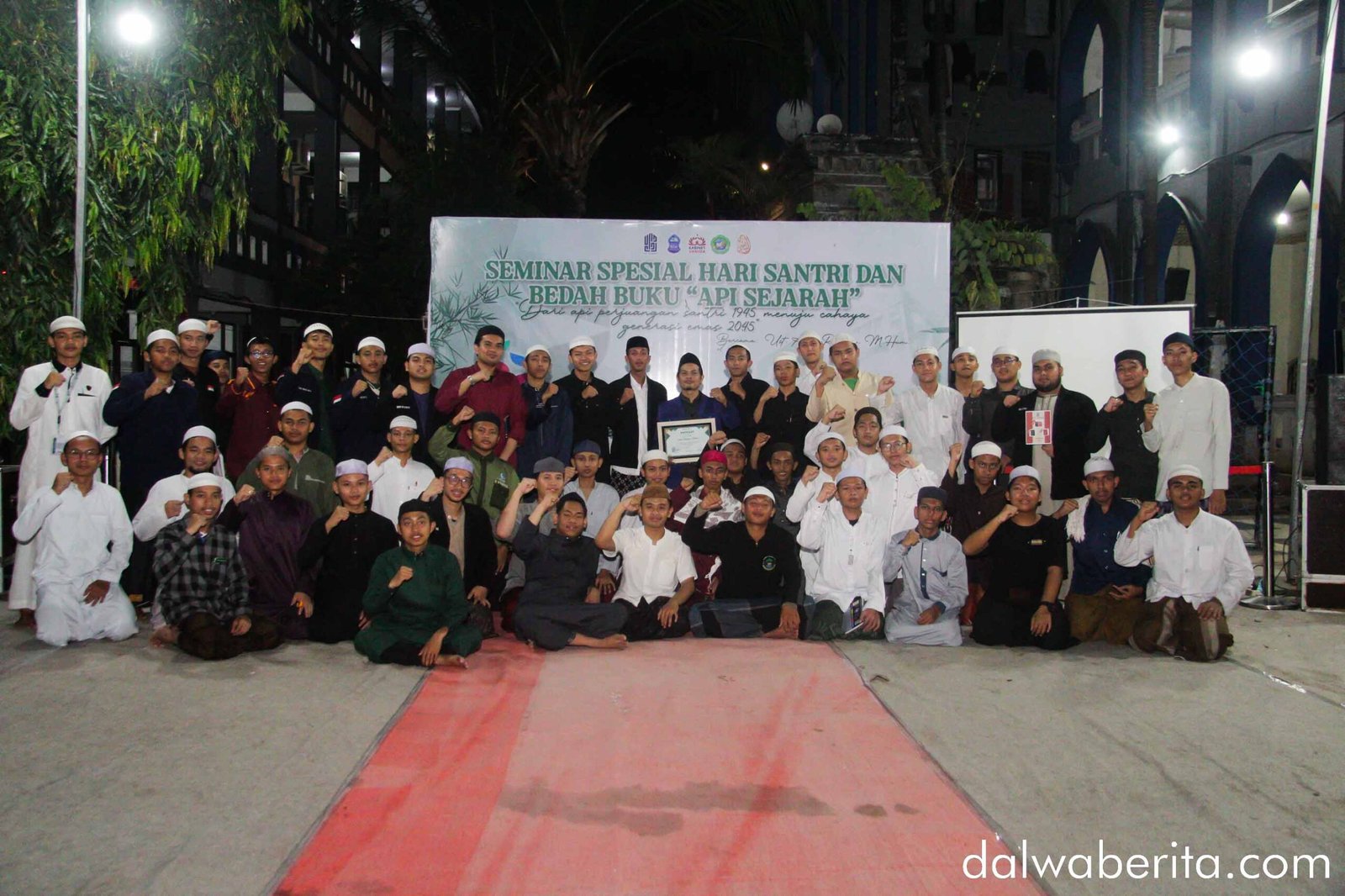 Foto bareng para peserta seminar