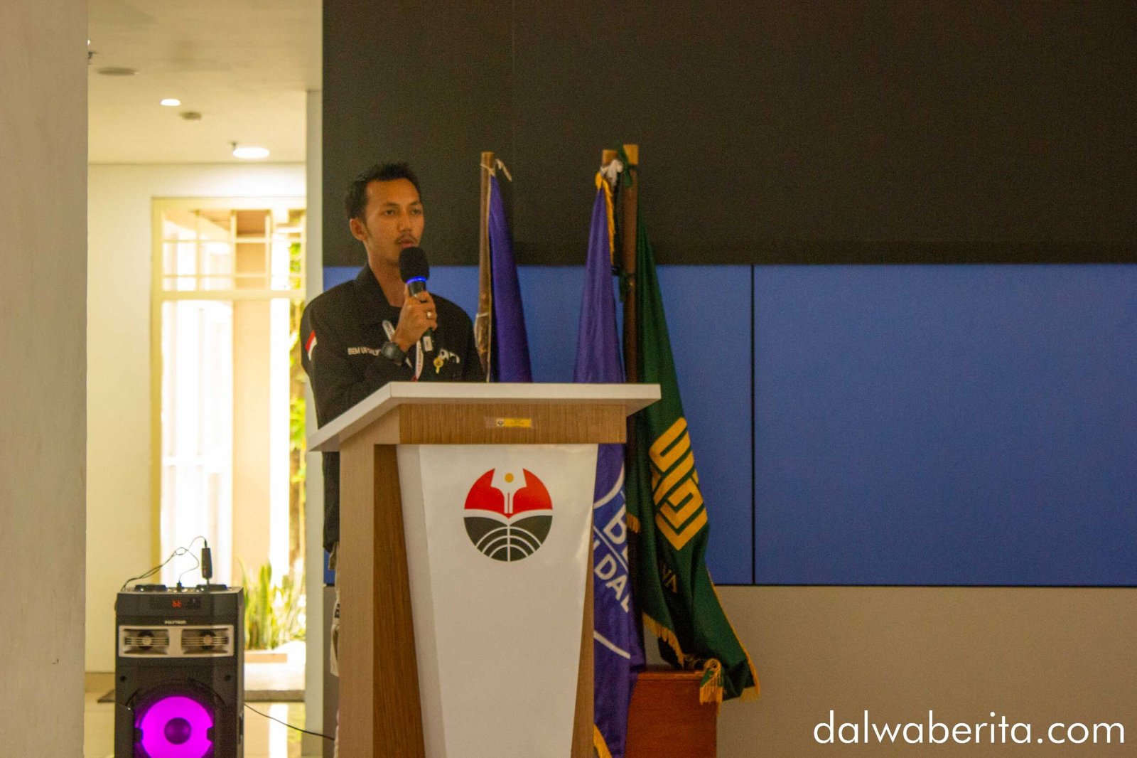 Silo Andiko memaparkan kepada para mahasiswa BEM 