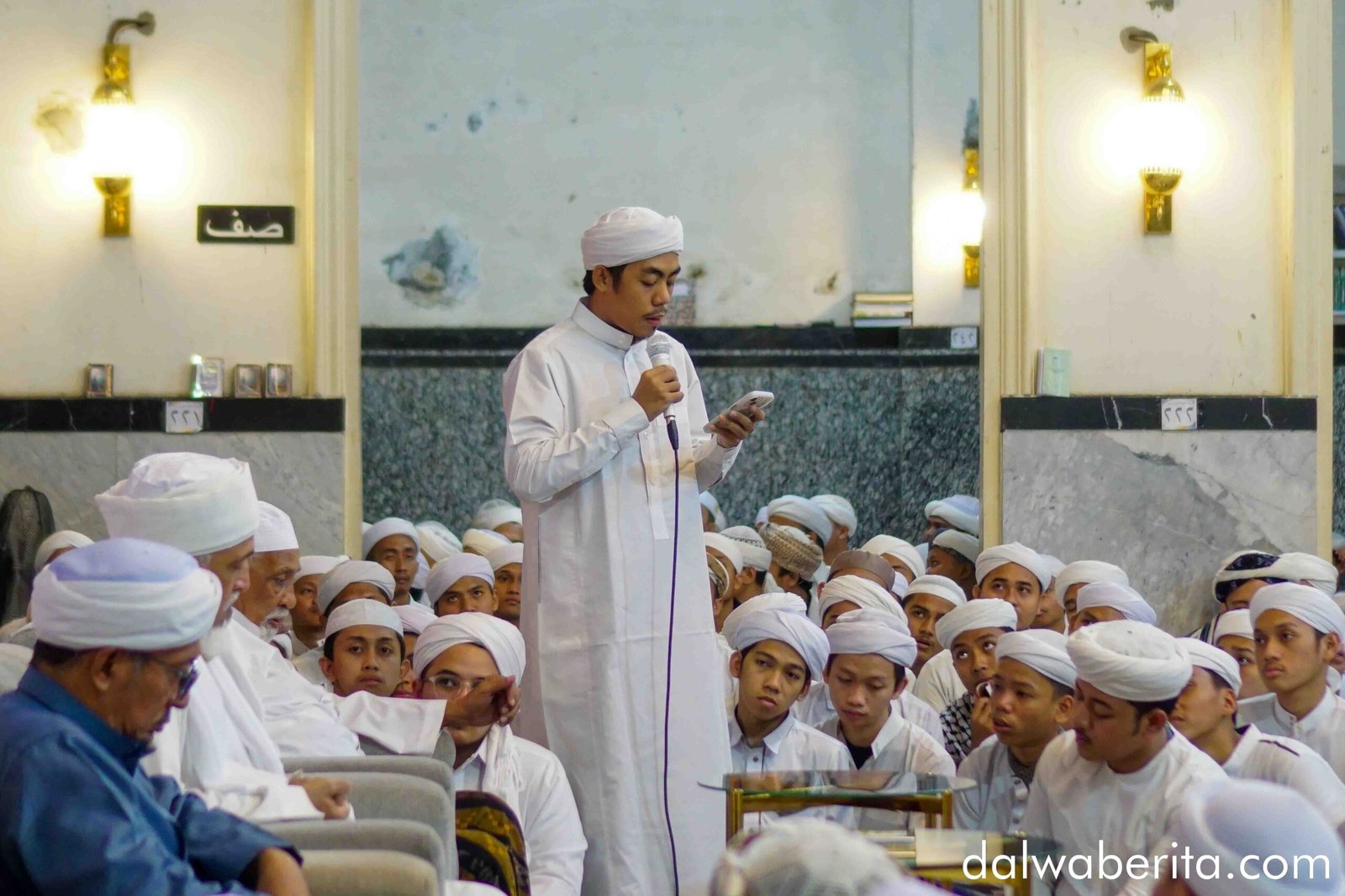 al-Ustadz Muhammad Adlika Adnan, S.Pd. menyampaikan sambutan di depan para santri