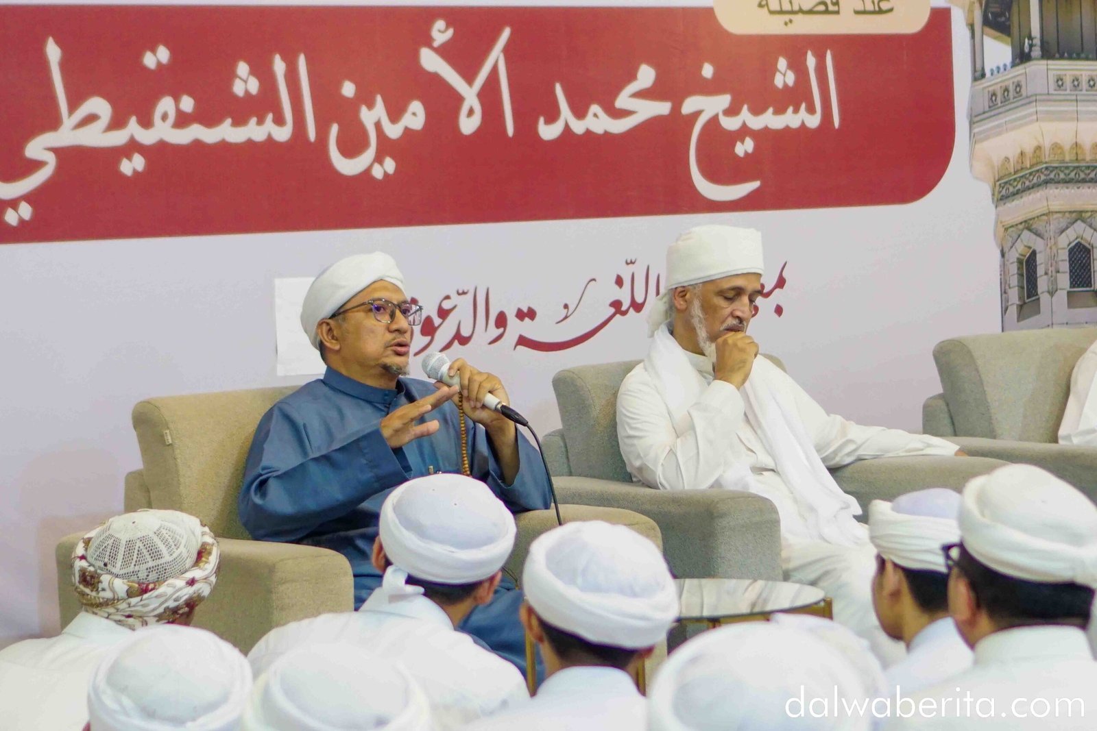 Abuya Zein memberikan sambutan di depan para santri