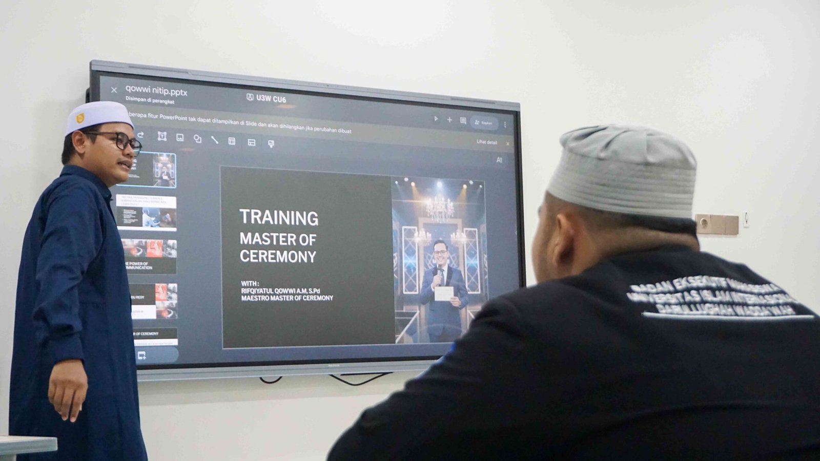 Rifqiyatul Qowwi, A.M., S.Pd., seorang Maestro Master of Ceremony di civitas Universitas Islam Internasional Darullughah Wadda’wah.