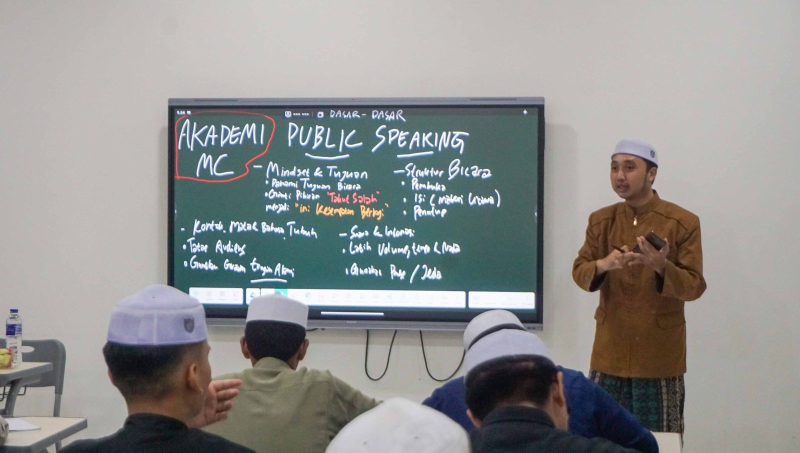 Dr. (C). Fuad Assegaf, S.H.I., M.Pd.I. pada pelatihan MC di Dalwa