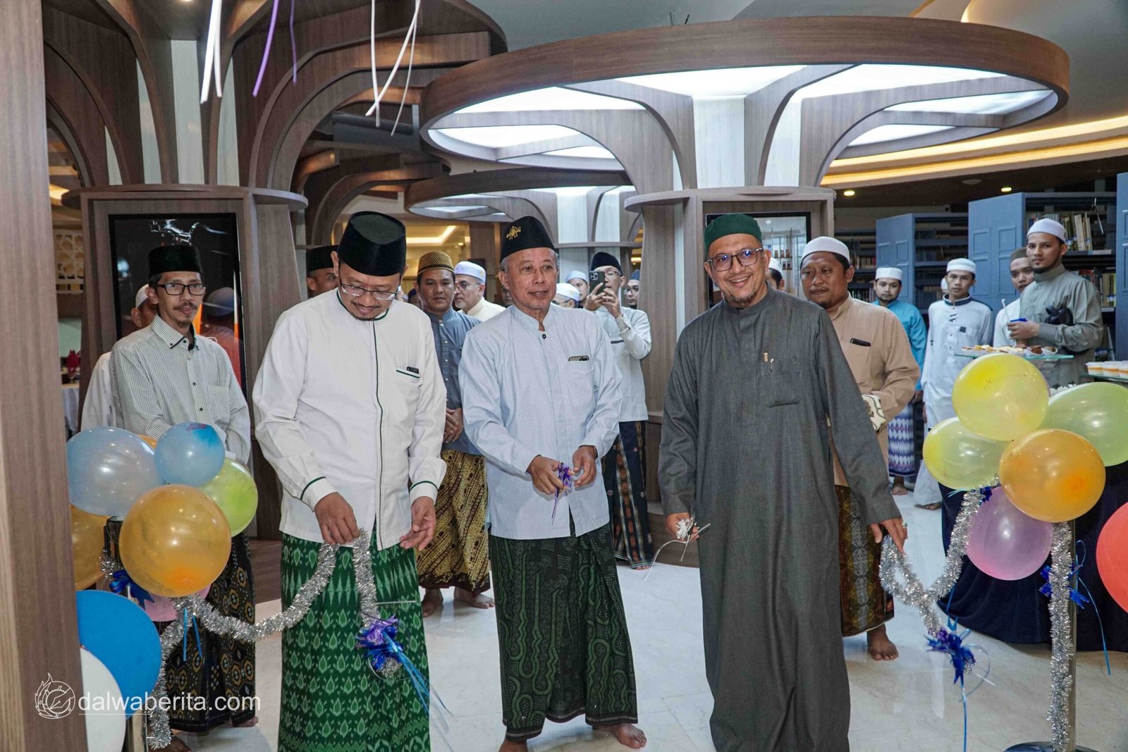 Abuya Ali Zainal Abidin meresmikan Dalwa Maktabah Cafe di Perpustakaan As-Sayyid Muhammad Al-Maliki 
