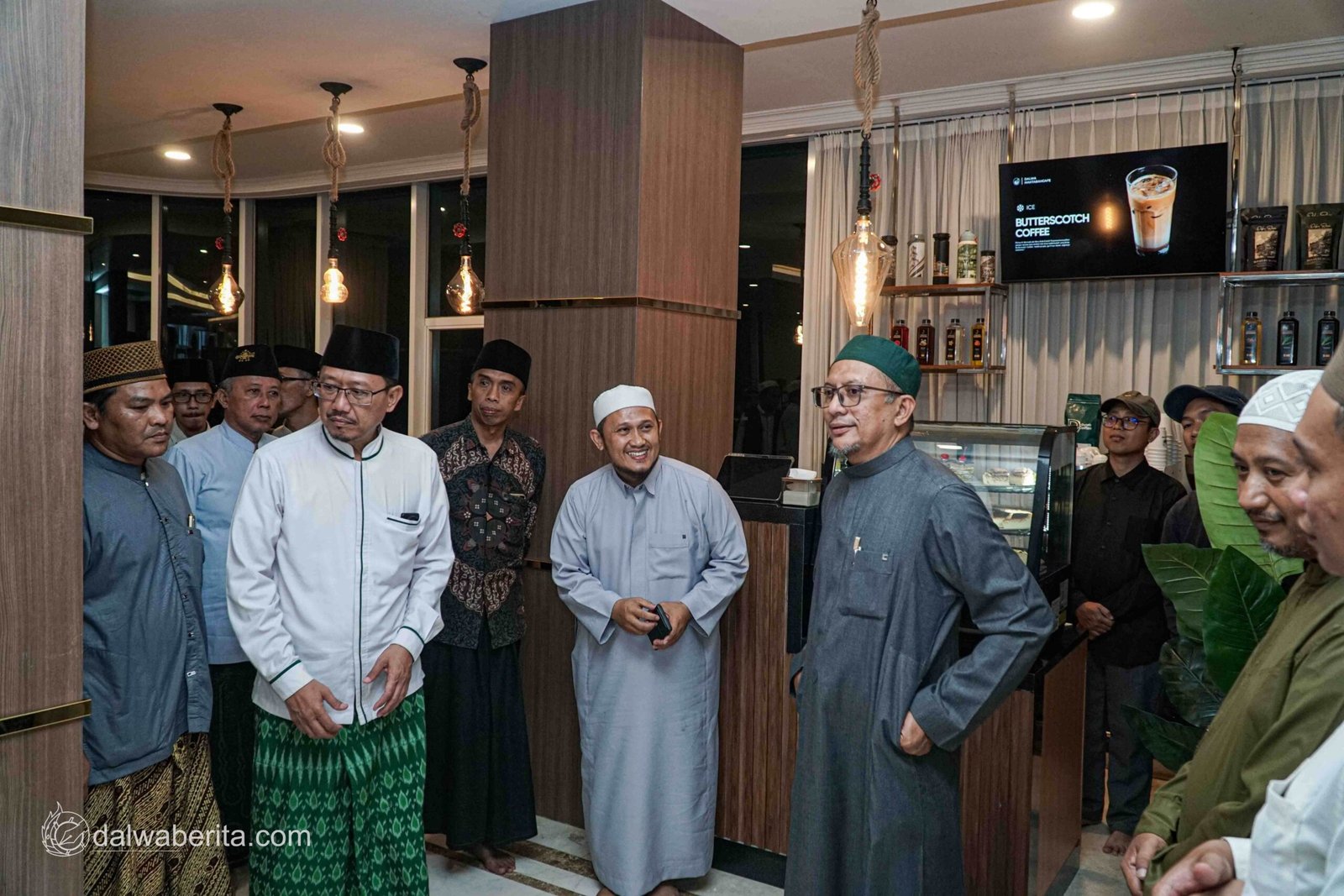 Abuya Ali Zainal Abidin Baharun melihat Dalwa Maktabah Cafe bersama tamu