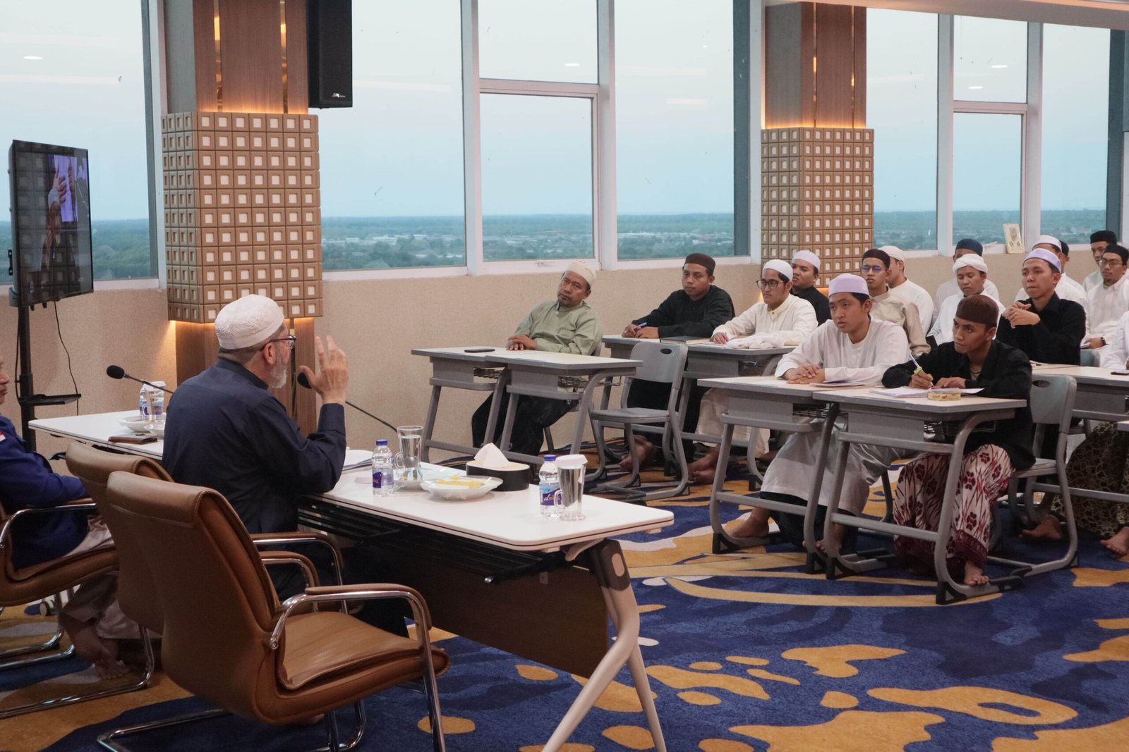 Peserta mengikuti seminar internasional bersama Prof. Dr. Syekh Muhammad Syarif Ash-Shawwaf di Pondok Pesantren Dalwa.