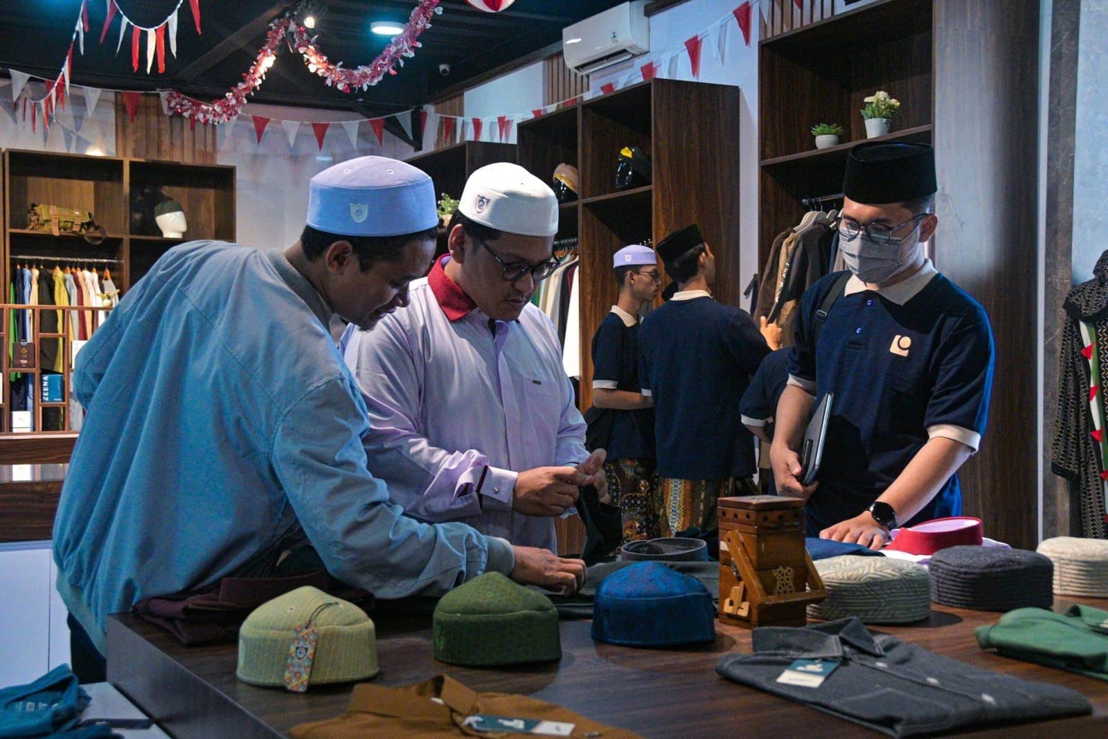 Manajer Dalwa Collection, Afrinsya Herlangga bersama Ustaz Abdul Hadi Direktur Langitan.com saat berkeliling outlet Dalwa Collection